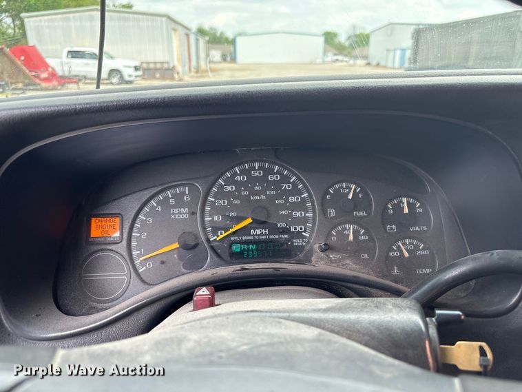 image for item ET5132 2000 Chevrolet 1500 Ext. Cab flatbed pickup truck