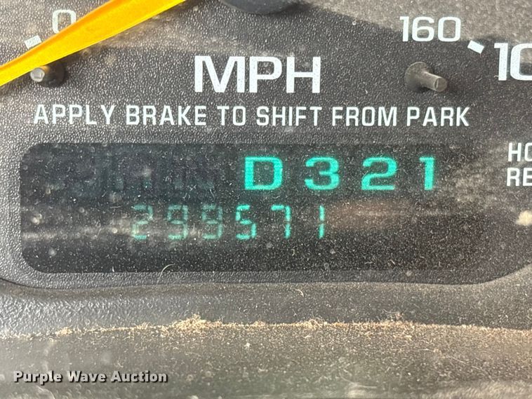 image for item ET5132 2000 Chevrolet 1500 Ext. Cab flatbed pickup truck