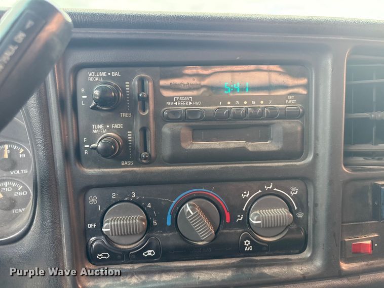 image for item ET5132 2000 Chevrolet 1500 Ext. Cab flatbed pickup truck