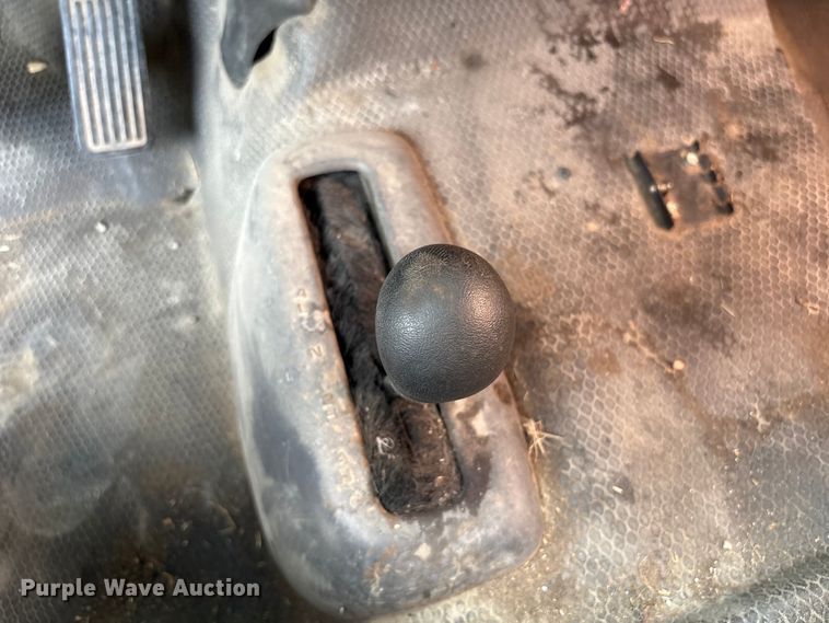 image for item ET5132 2000 Chevrolet 1500 Ext. Cab flatbed pickup truck