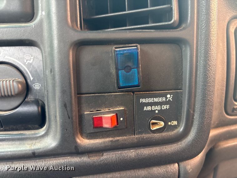 image for item ET5132 2000 Chevrolet 1500 Ext. Cab flatbed pickup truck