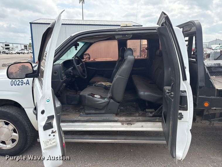 image for item ET5132 2000 Chevrolet 1500 Ext. Cab flatbed pickup truck