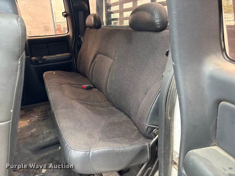 image for item ET5132 2000 Chevrolet 1500 Ext. Cab flatbed pickup truck