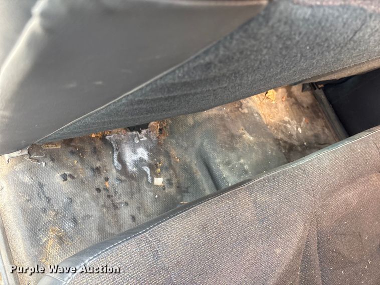 image for item ET5132 2000 Chevrolet 1500 Ext. Cab flatbed pickup truck