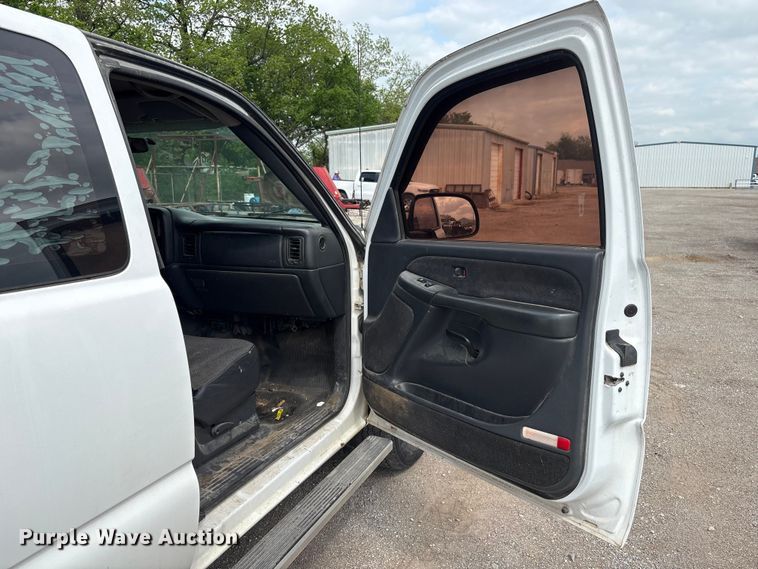 image for item ET5132 2000 Chevrolet 1500 Ext. Cab flatbed pickup truck