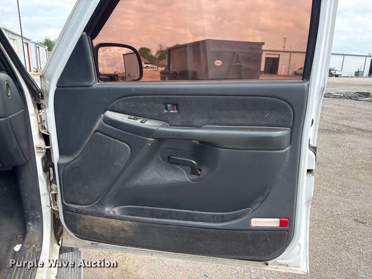 image for item ET5132 2000 Chevrolet 1500 Ext. Cab flatbed pickup truck