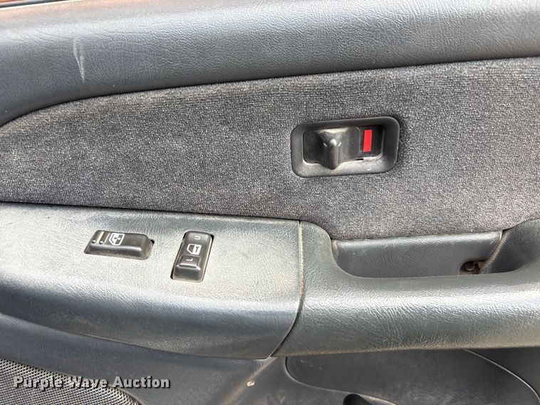 image for item ET5132 2000 Chevrolet 1500 Ext. Cab flatbed pickup truck