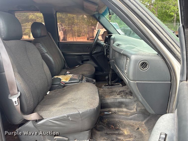 image for item ET5132 2000 Chevrolet 1500 Ext. Cab flatbed pickup truck