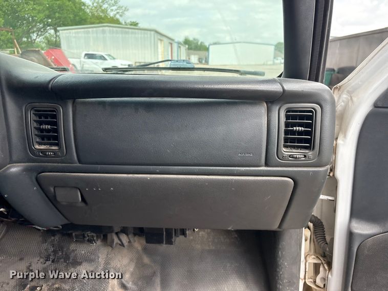 image for item ET5132 2000 Chevrolet 1500 Ext. Cab flatbed pickup truck