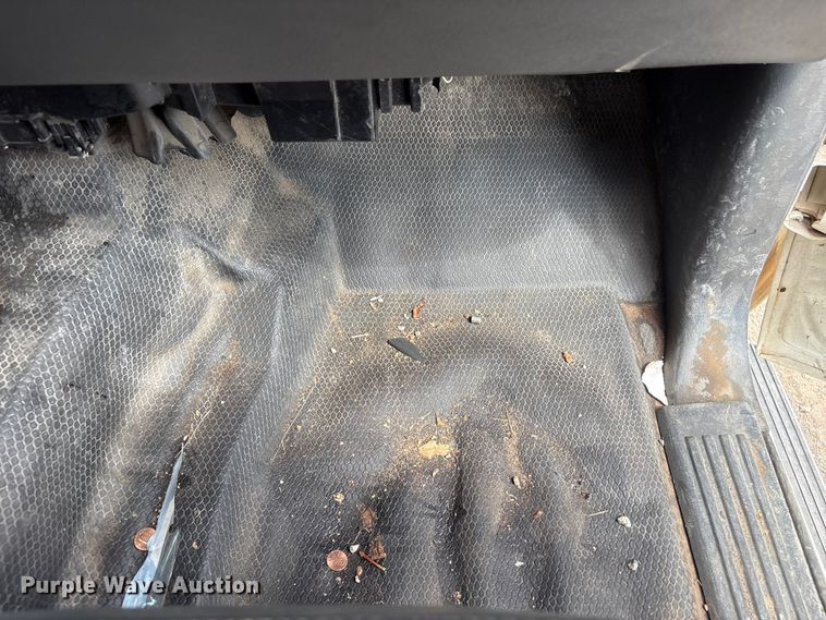 image for item ET5132 2000 Chevrolet 1500 Ext. Cab flatbed pickup truck