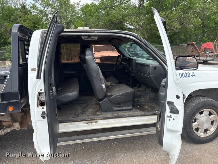 image for item ET5132 2000 Chevrolet 1500 Ext. Cab flatbed pickup truck