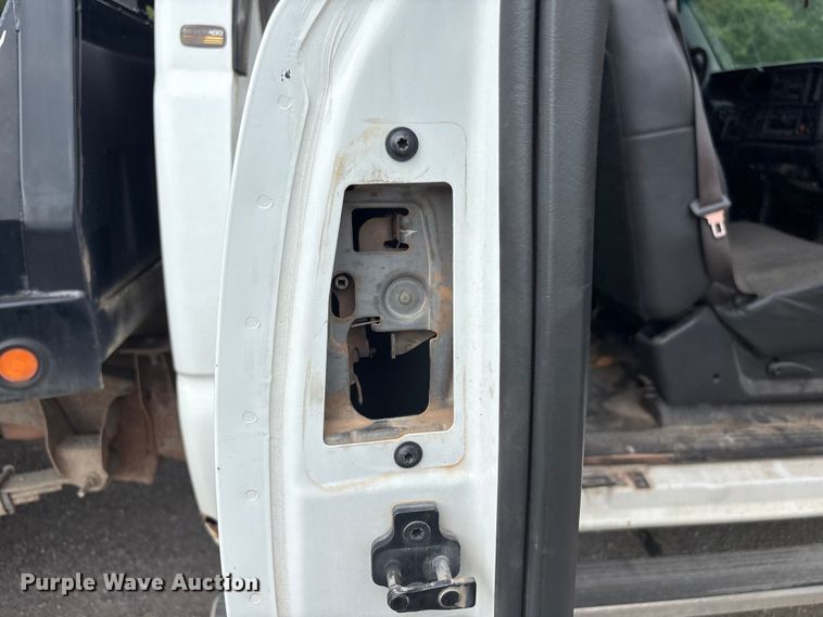 image for item ET5132 2000 Chevrolet 1500 Ext. Cab flatbed pickup truck