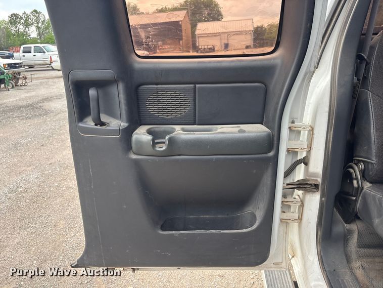 image for item ET5132 2000 Chevrolet 1500 Ext. Cab flatbed pickup truck