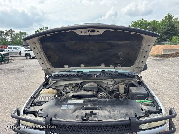 image for item ET5132 2000 Chevrolet 1500 Ext. Cab flatbed pickup truck