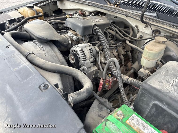 image for item ET5132 2000 Chevrolet 1500 Ext. Cab flatbed pickup truck