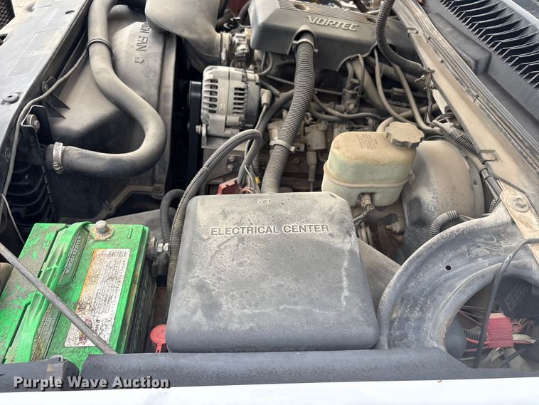 image for item ET5132 2000 Chevrolet 1500 Ext. Cab flatbed pickup truck