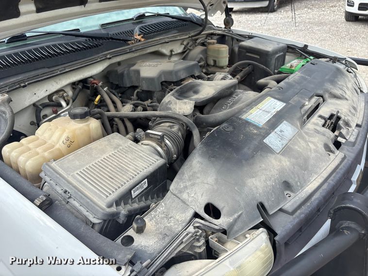 image for item ET5132 2000 Chevrolet 1500 Ext. Cab flatbed pickup truck