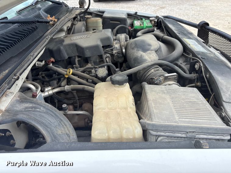 image for item ET5132 2000 Chevrolet 1500 Ext. Cab flatbed pickup truck