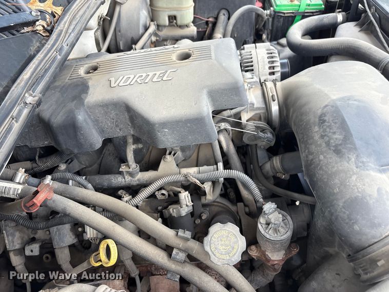 image for item ET5132 2000 Chevrolet 1500 Ext. Cab flatbed pickup truck