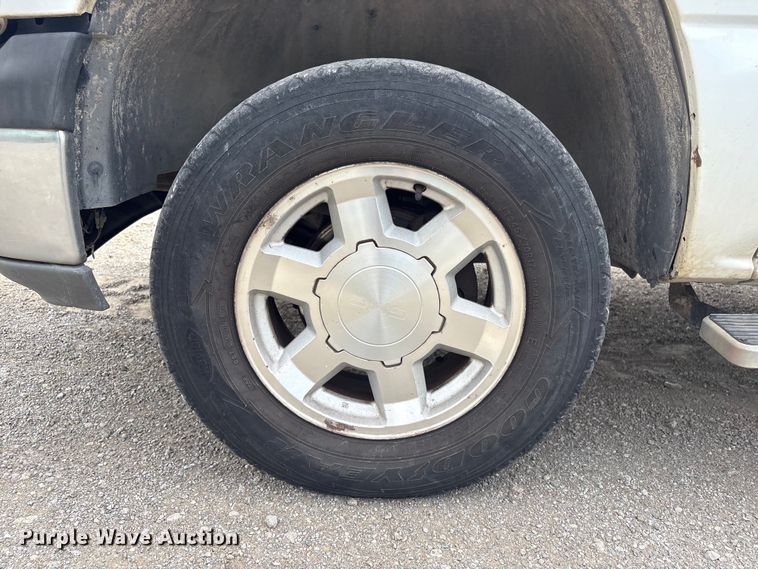 image for item ET5132 2000 Chevrolet 1500 Ext. Cab flatbed pickup truck