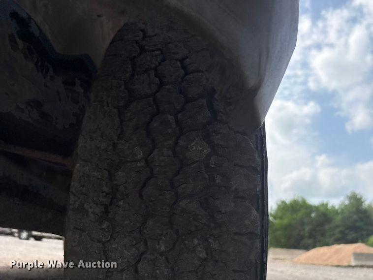 image for item ET5132 2000 Chevrolet 1500 Ext. Cab flatbed pickup truck