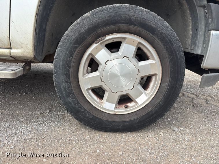 image for item ET5132 2000 Chevrolet 1500 Ext. Cab flatbed pickup truck