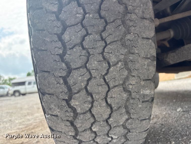 image for item ET5132 2000 Chevrolet 1500 Ext. Cab flatbed pickup truck