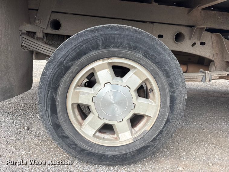 image for item ET5132 2000 Chevrolet 1500 Ext. Cab flatbed pickup truck