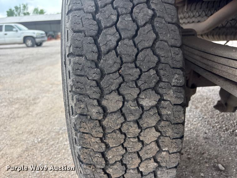 image for item ET5132 2000 Chevrolet 1500 Ext. Cab flatbed pickup truck