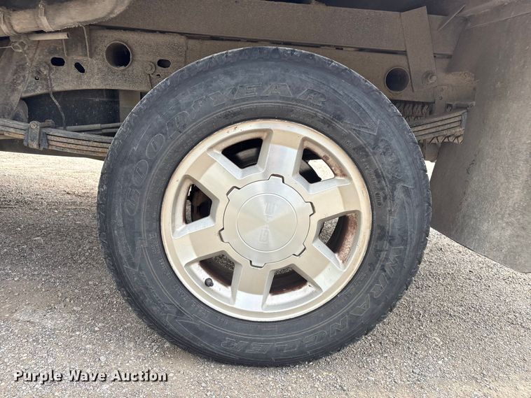 image for item ET5132 2000 Chevrolet 1500 Ext. Cab flatbed pickup truck