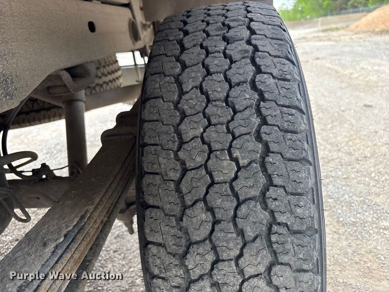 image for item ET5132 2000 Chevrolet 1500 Ext. Cab flatbed pickup truck