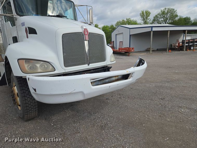 image for item ET5139 2010 Kenworth T370 bucket truck