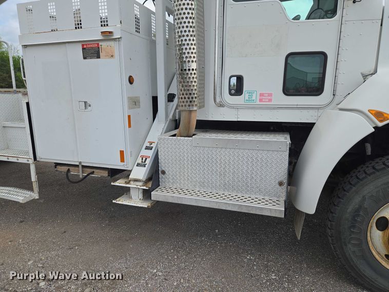 image for item ET5139 2010 Kenworth T370 bucket truck