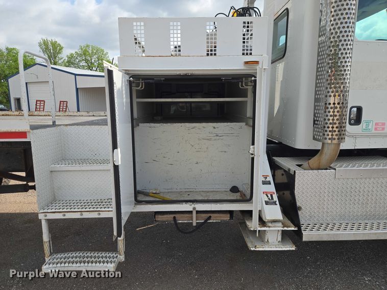 image for item ET5139 2010 Kenworth T370 bucket truck