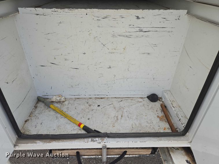 image for item ET5139 2010 Kenworth T370 bucket truck