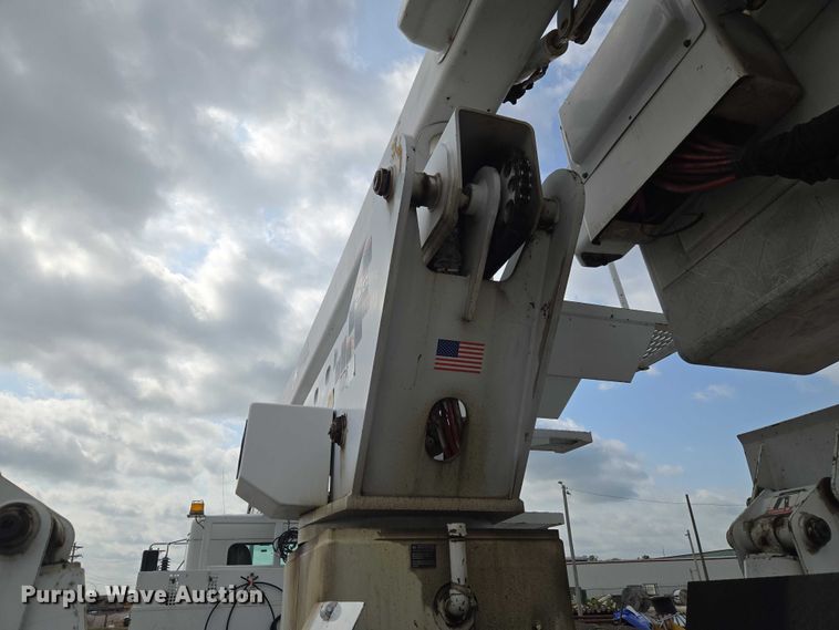 image for item ET5139 2010 Kenworth T370 bucket truck