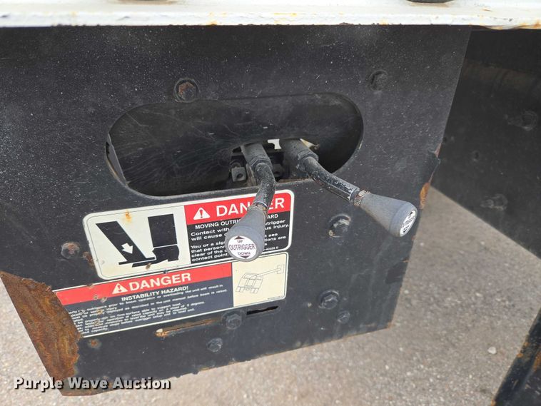 image for item ET5139 2010 Kenworth T370 bucket truck