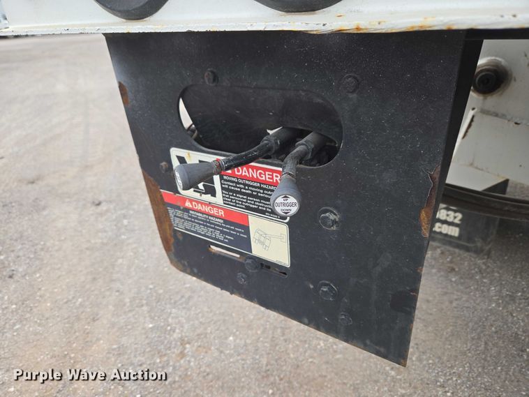 image for item ET5139 2010 Kenworth T370 bucket truck