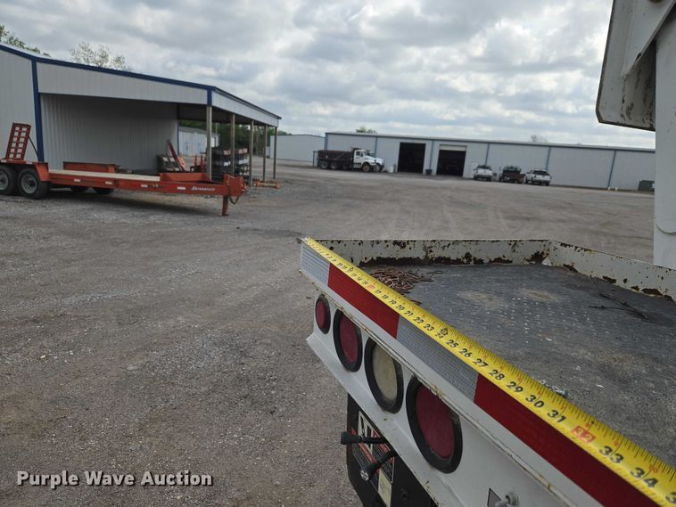 image for item ET5139 2010 Kenworth T370 bucket truck