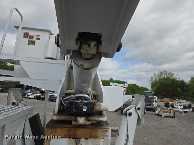 image for item ET5139 2010 Kenworth T370 bucket truck