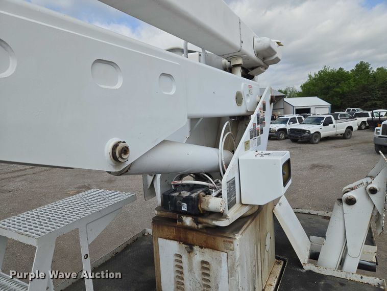 image for item ET5139 2010 Kenworth T370 bucket truck