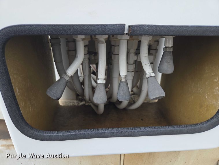 image for item ET5139 2010 Kenworth T370 bucket truck