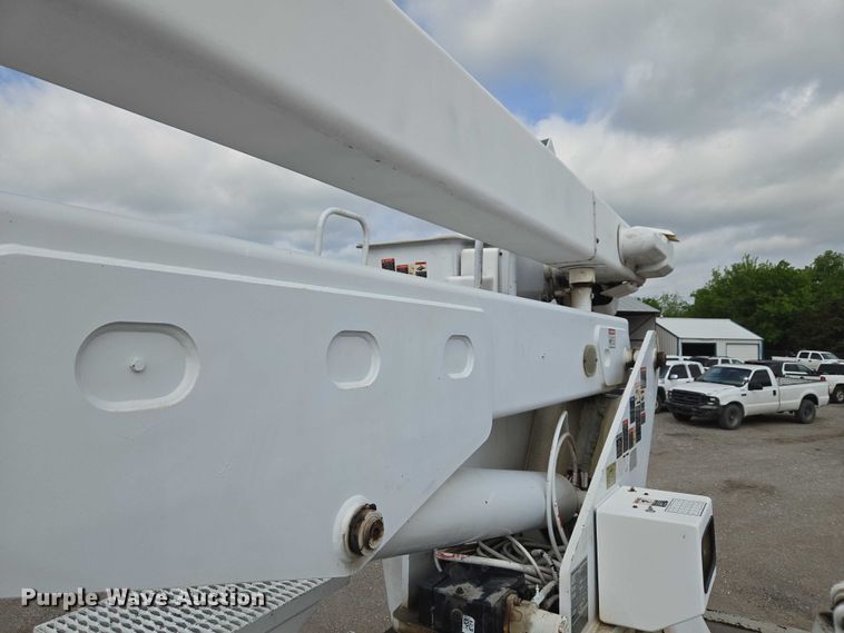 image for item ET5139 2010 Kenworth T370 bucket truck