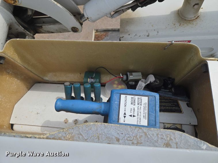 image for item ET5139 2010 Kenworth T370 bucket truck