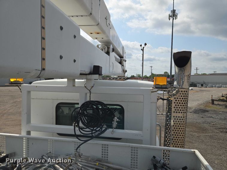 image for item ET5139 2010 Kenworth T370 bucket truck