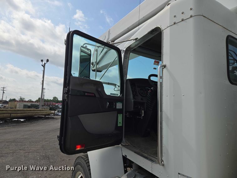 image for item ET5139 2010 Kenworth T370 bucket truck