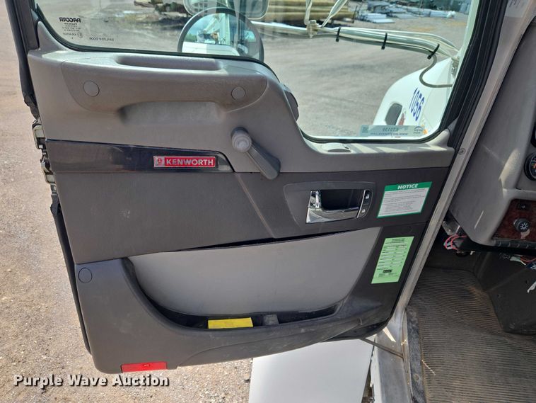 image for item ET5139 2010 Kenworth T370 bucket truck