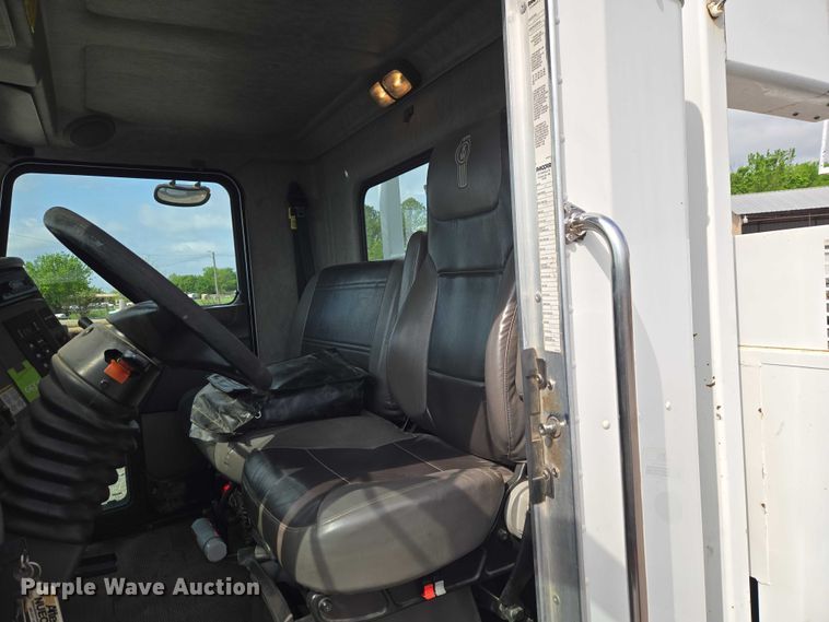 image for item ET5139 2010 Kenworth T370 bucket truck