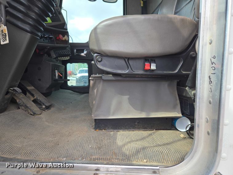 image for item ET5139 2010 Kenworth T370 bucket truck