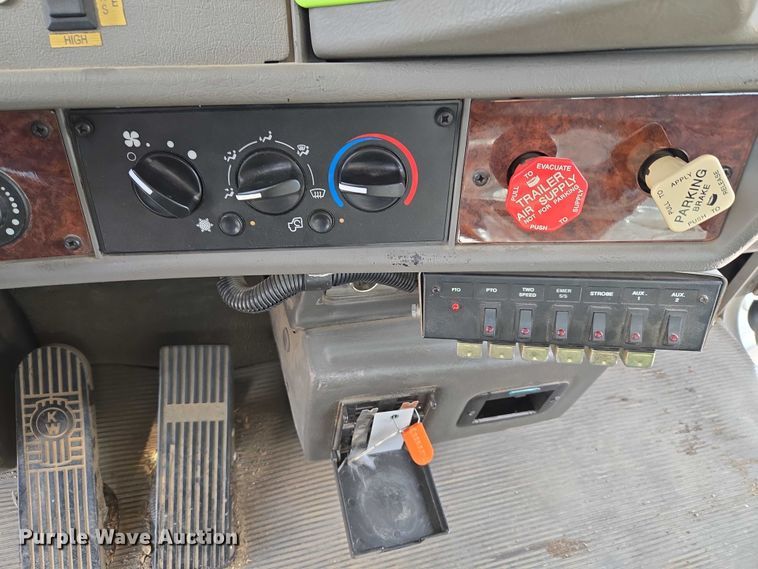 image for item ET5139 2010 Kenworth T370 bucket truck